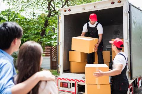 Saravana-packers-and-movers-unloading