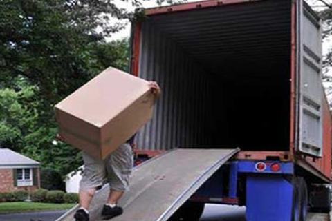 Shiv-Dhara-Packers-Movers-Loading01.jpg