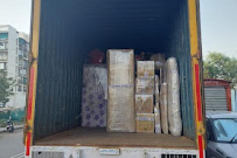 Shiv-packers-and-movers-loading