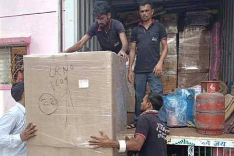 Shree-Sai-Packers-Movers-Unloading.jpg