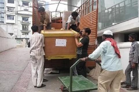 Shri-harihar-packers-and-movers-loading