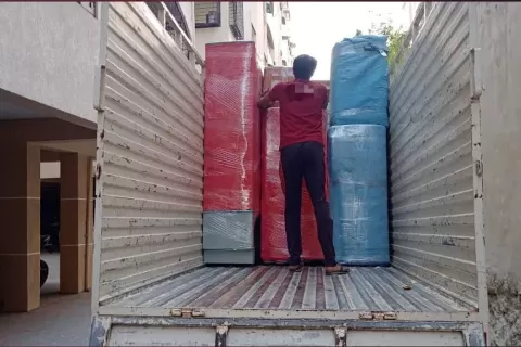 Sri-srinivasa-packers-and-movers-loading