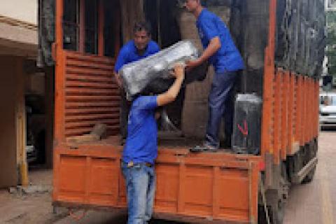 Star-packers-and-movers-loading