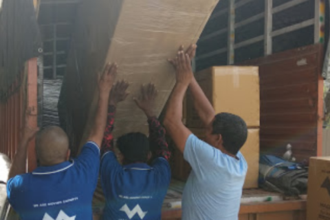 The-magic-wheels-packers-loading