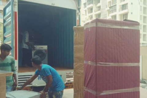 V-move-packers-and-movers-loading