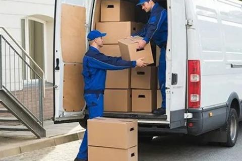 Vansh-packers-and-movers-loading