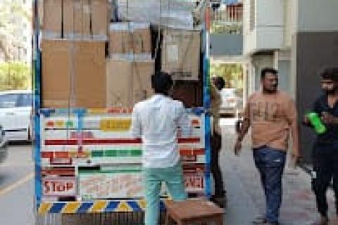 Whiteoak-packers-and-movers-loading