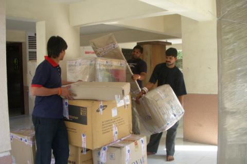 World-star-packers-and-movers-loading