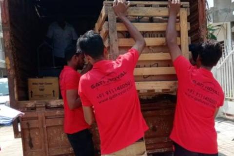 gati-royal-packers-and-movers-loading