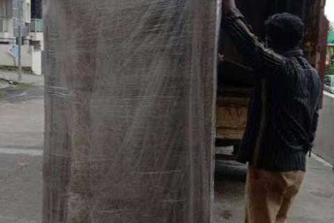 jayanth-packers-and-movers-loading