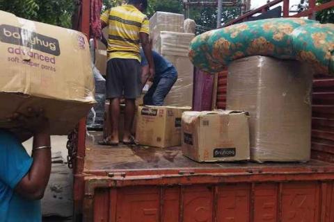 kani-packers-and-movers-loading