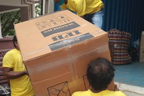 leo-fast-packers-movers-loading
