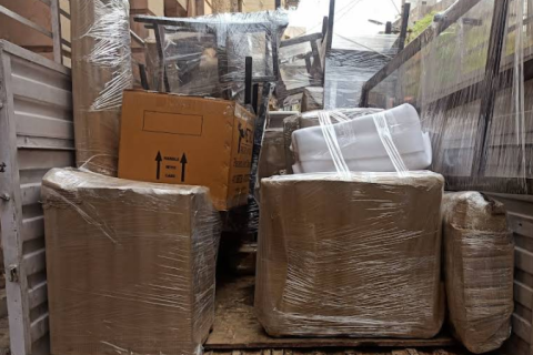 metro-packers-and-movers-loading