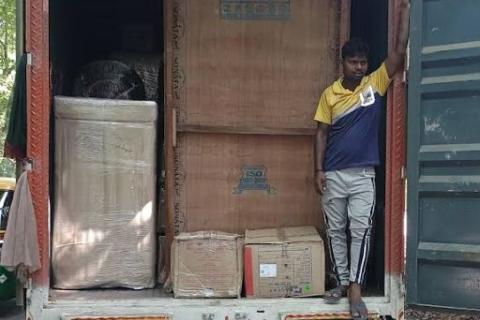 murti-packers-and-movers-loading