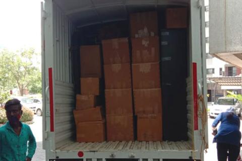 noida-packers-and-movers-loading