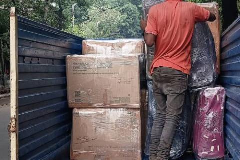 popular-packers-movers-loading