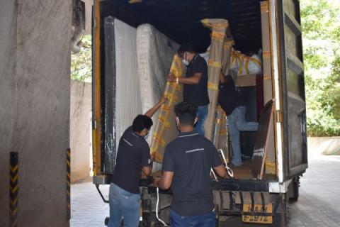 prakash-packers-and-movers-loading