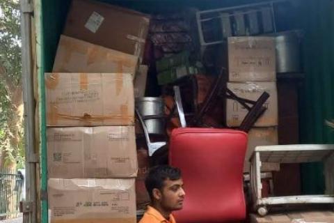 raaj-packers-and-movers-loading