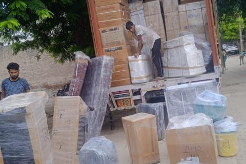 ready2shift-packers-movers-loading