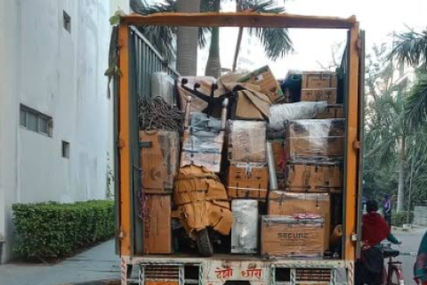 ronak-cargo-packers-and-movers-loading
