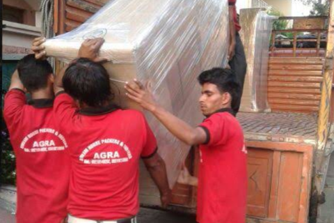 shivam-house-packers-and-movers-loading