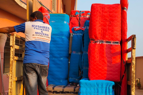 sushree-packers-and-movers-loading