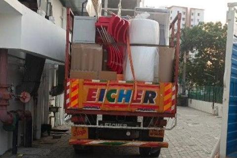 v-relocate-packers-and-movers-loading