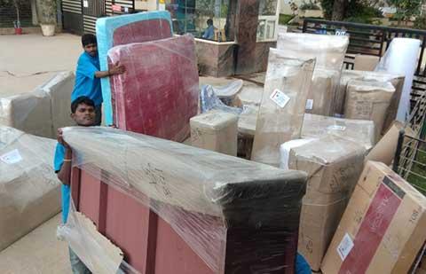 Riyansh-Packers-Movers-Unloading.jpg