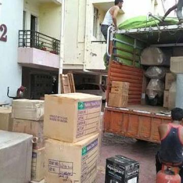 Alakh-Cargo-Packers-and-Movers-Loading