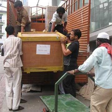 Ekta-Packers-Logistics-Loading.jpg