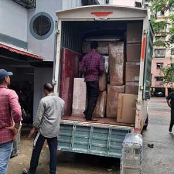 Pink-City-Relocations-Packers-Movers-Loading.jpg