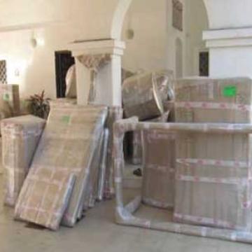 hree-Shyam-International-Packers-Movers-Loading.jpg