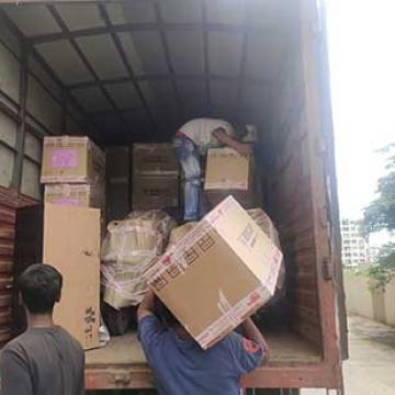 Yadav-Cargo-Mover-Packers-Loading.jpg